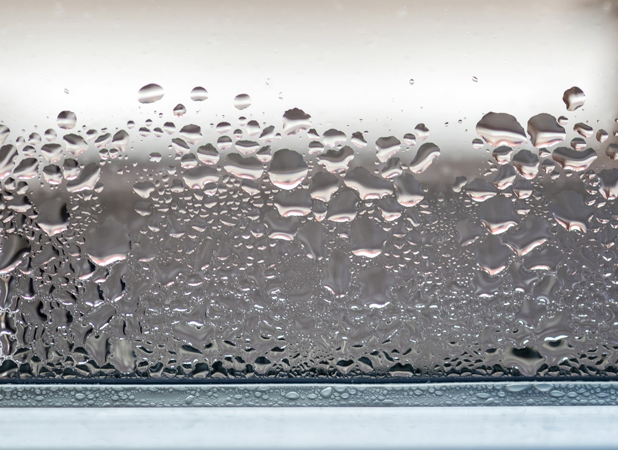 Parowanie okien – przyczyny i sposoby radzenia sobie z problemem