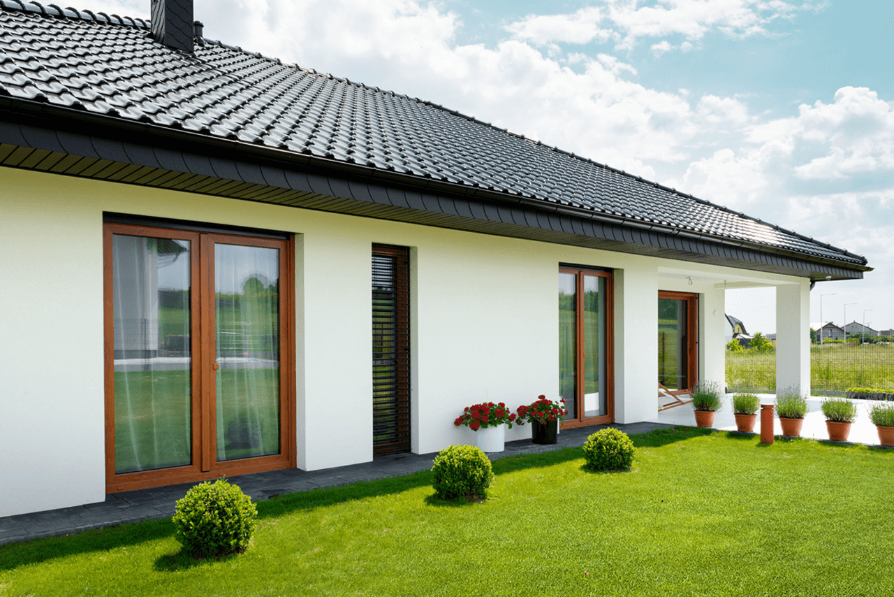 Brązowe okna – jaki kolor dachu i elewacji wybrać?